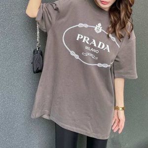 Prada Tee unisex.